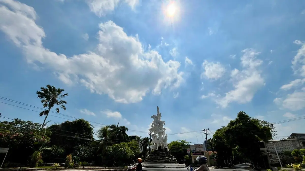 Kondisi langit di atas bundaran Patung Sembilan Kuda tampak cerah dan berawan tipis, kemarin (25/6).&nbsp;(SHAFA DINA HAYUNING MENTARI/ RADAR TUBAN)