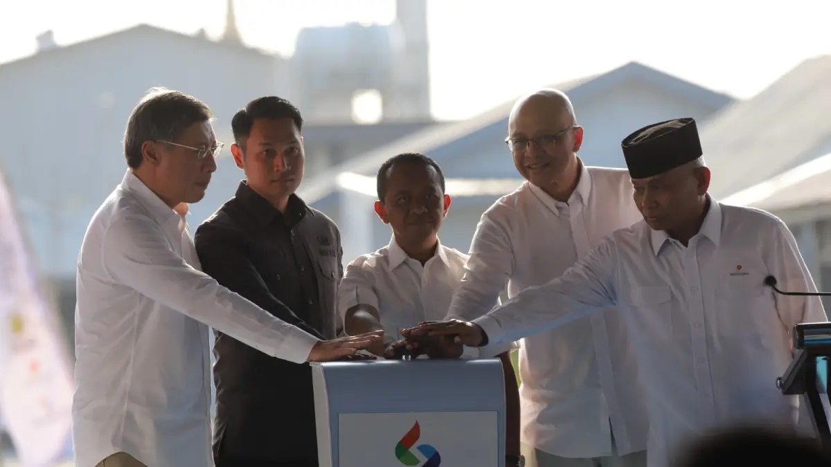 Menteri ESDM Bahlil Lahadalia (tengah) didampingi Bupati Tuban Aditya Halindra Faridzky (dua dari kiri) dan jajaran petinggi SAG meresmikan Mini LNG Plant di Desa Sambonggede, Kecamatan Merakurak, Tuban kemarin (25/6). (M. MAHFUDZ MUNTAHA/RADAR TUBAN)