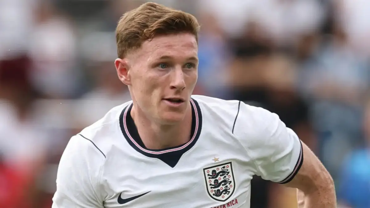Pemain Inggris, Elliot Anderson dikabarkan selangkah lagi berseragam Manchester City. (Goal)