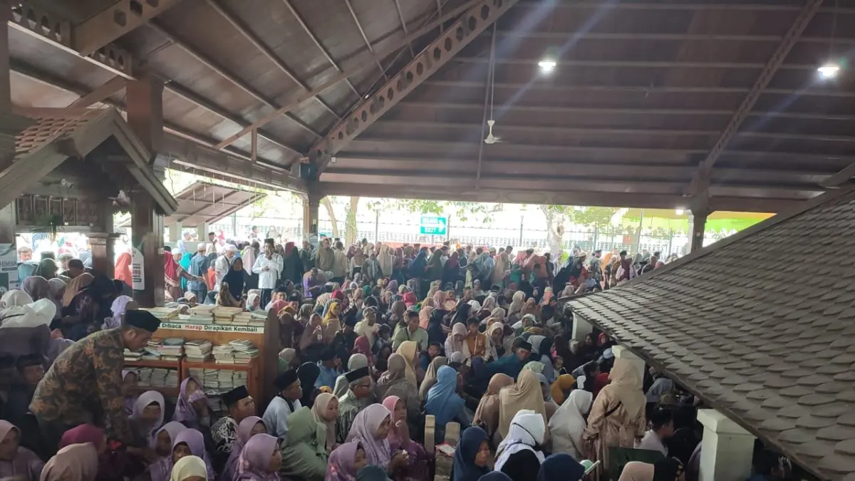 Ribuan jemaah memadati cungkup makam pada Haul ke-517 Sunan Bonang di komplek wisata religi Sunan Bonang, Kelurahan Kutorejo, Kecamatan Tuban, kemarin (25/6). (ANDREYAN/RADAR TUBAN)