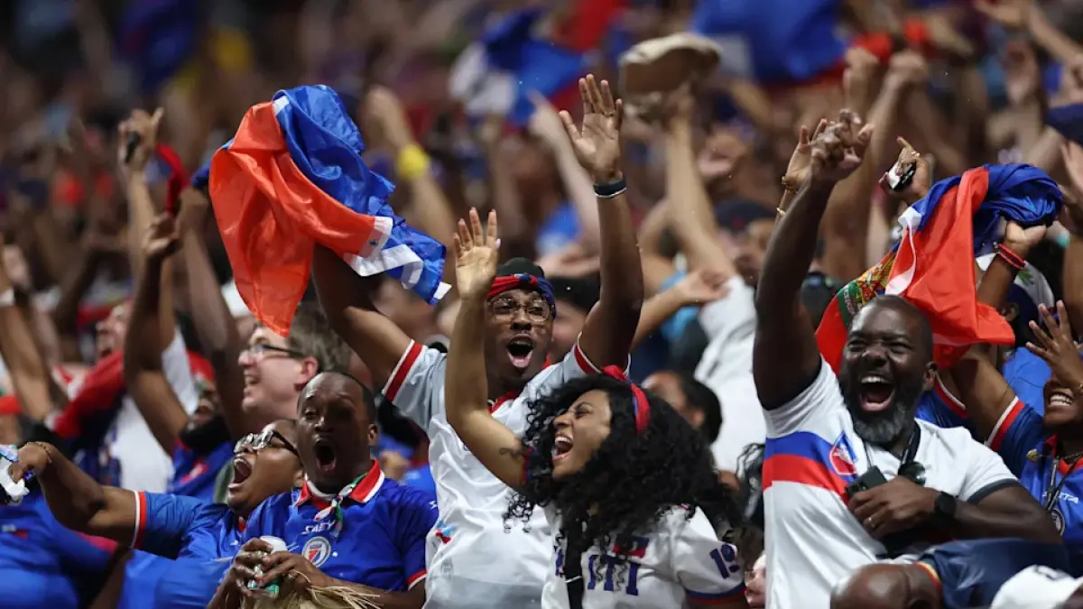 Sorak-sorai pendukung Timnas Haiti usai gol pertama lawan Maroko. (FIFA/Ezra Shaw)