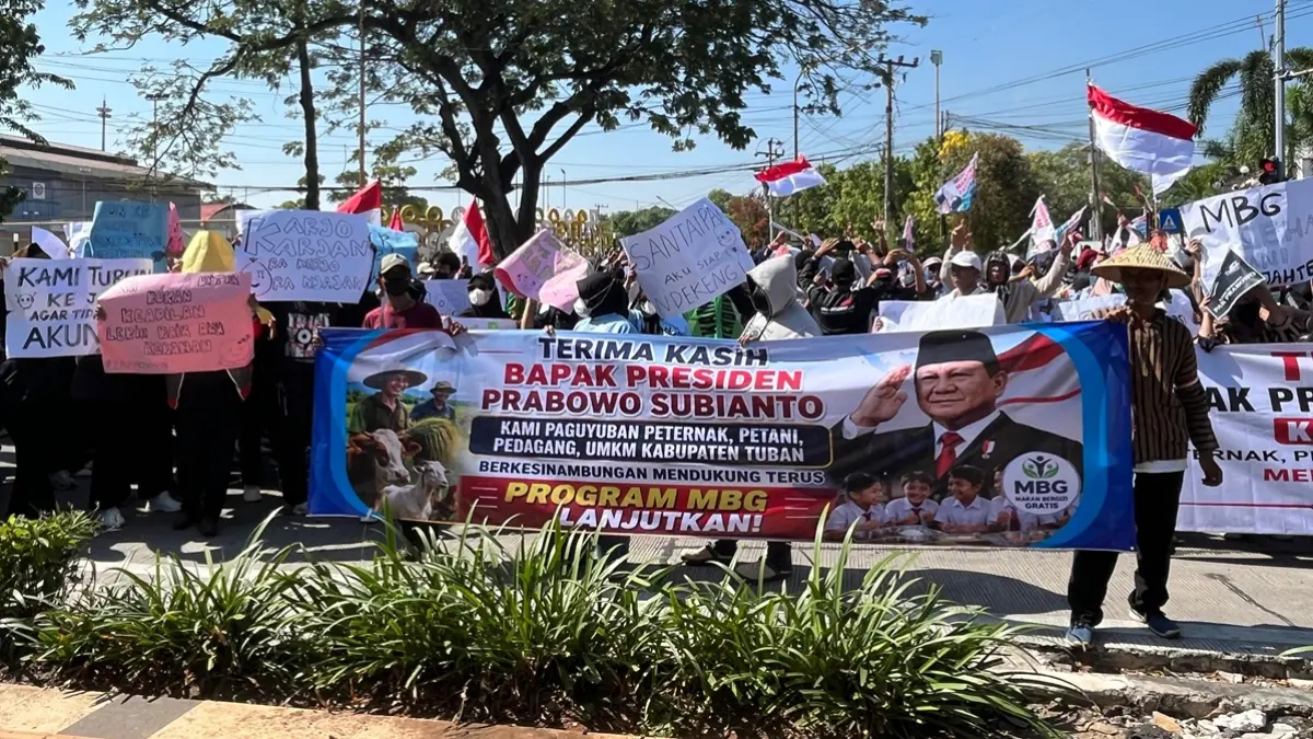 Sejumlah elemen masyarakat kompak menyampaikan orasi dukungan terhadap program MBG, kemarin (26/6). (SHAFA DINA HAYUNING MENTARI/RADAR TUBAN)