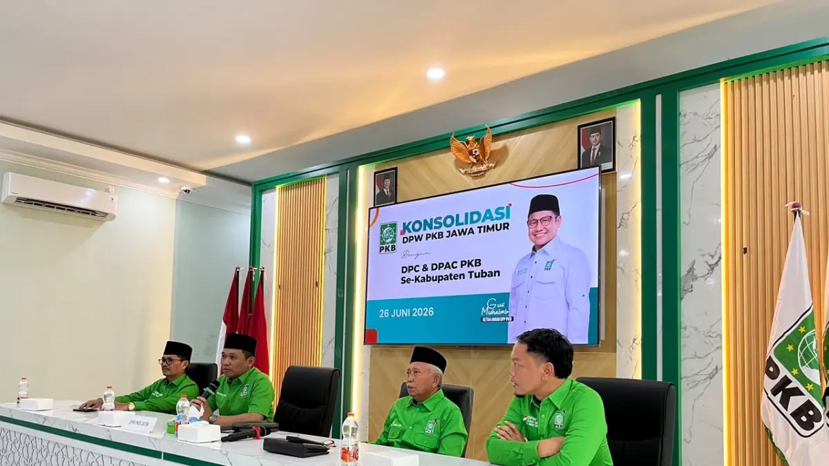 Wakil Ketua DPW PKB Jatim Thoriqul Haq menyampaikan keputusan DPP PKB yang menunjuk Anna Muawanah sebagai ketua DPC PKB Tuban (26/6). (M.MAHFUDZ MUNTAHA/RADAR TUBAN)