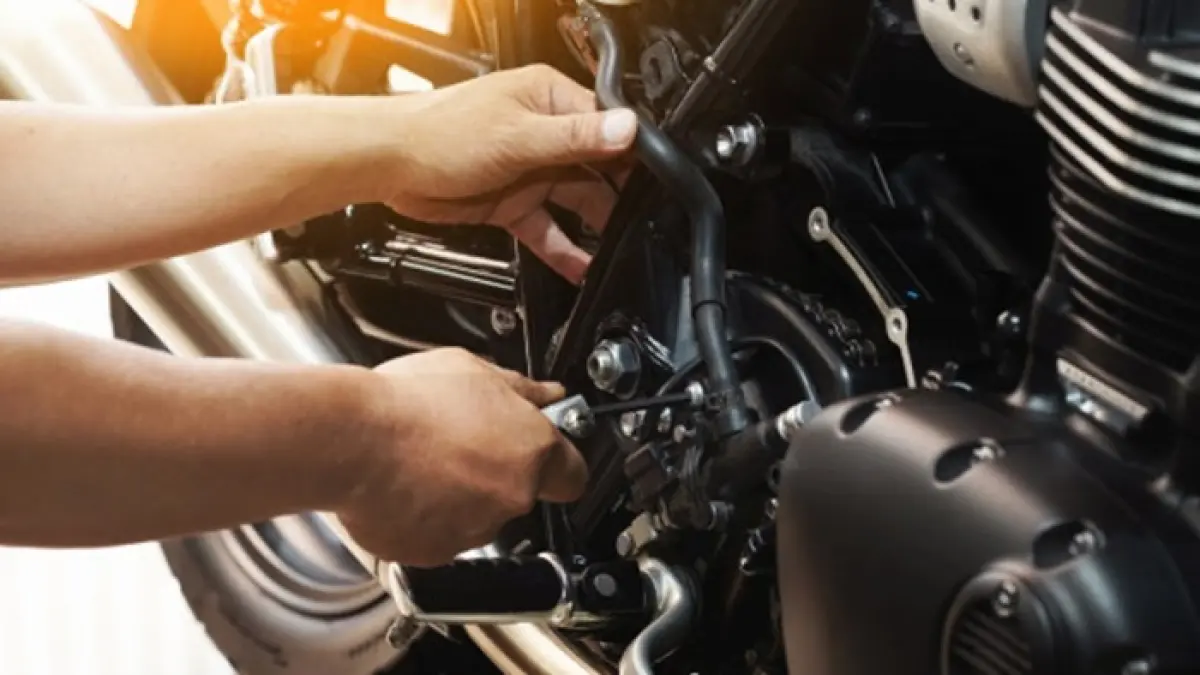 Perawatan sederhana seperti membersihkan filter udara dan merawat rantai dapat membuat motor lebih awet dan irit BBM. (PINTEREST)