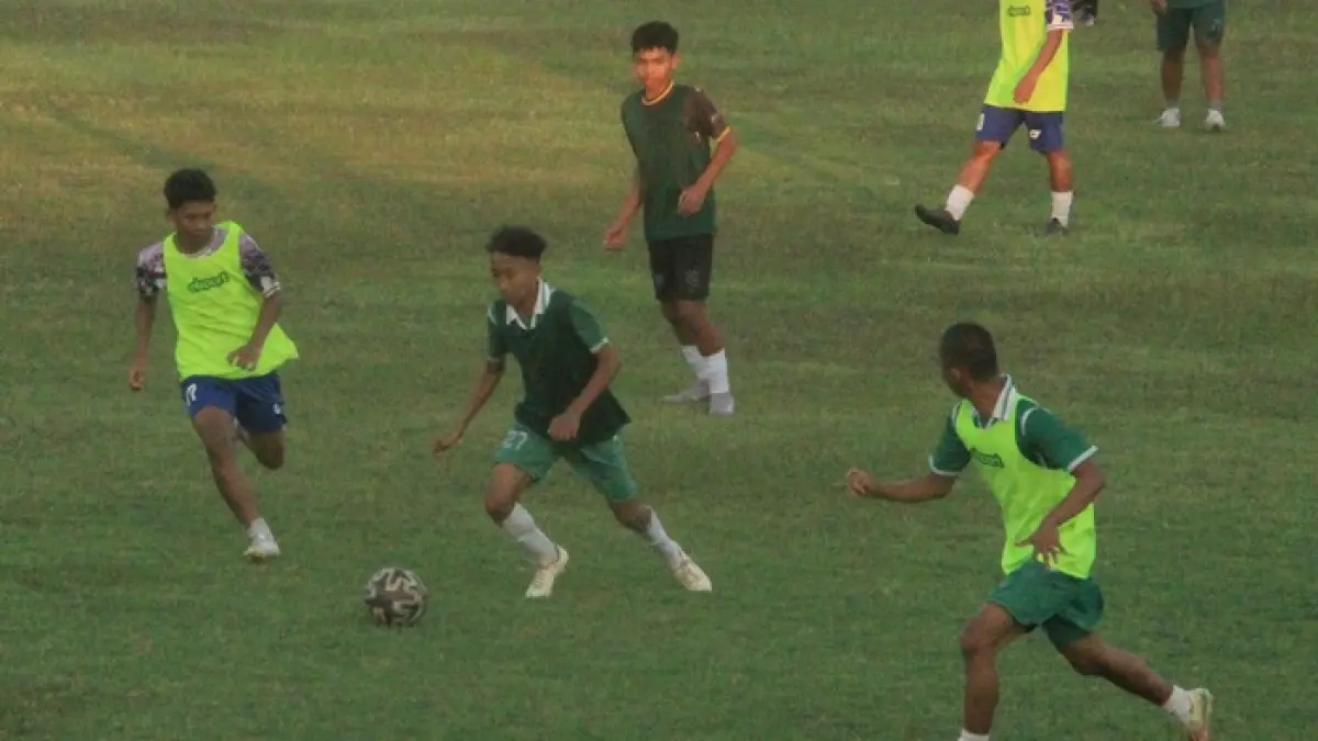 Peserta seleksi tim Bumi Wali U-17 unjuk kemampuan di Stadion Lokajaya pekan lalu. (ANDREYAN/RADAR TUBAN)