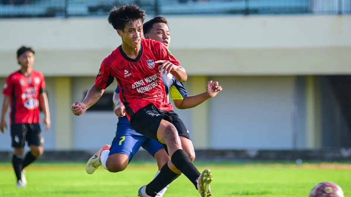 Duel sengit antara pemain tim PSW Junior Winong dengan tim PSDM Margosuko di babak final Liga Askab PSSI Tuban 2026 di Stadion Tuban Sport Center, Sabtu (27/6). (PSW JUNIOR WINONG UNTUK RADAR TUBAN)