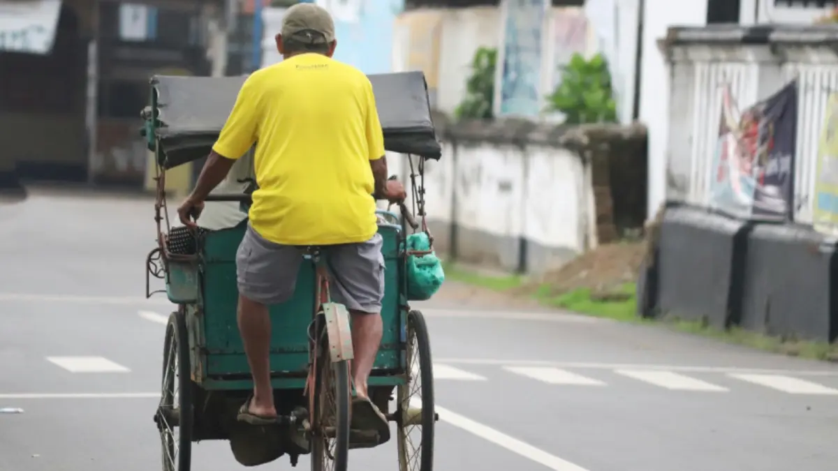 Fenomena kalimat “mohon masyarakat memahami keadaan” yang sering muncul saat kondisi sulit, bagaimana harapan publik terhadap pemerintah, serta pentingnya komunikasi transparan dan solusi jangka panjang agar kepercayaan tetap terjaga. (Mufid Majnun/Unsplash)
