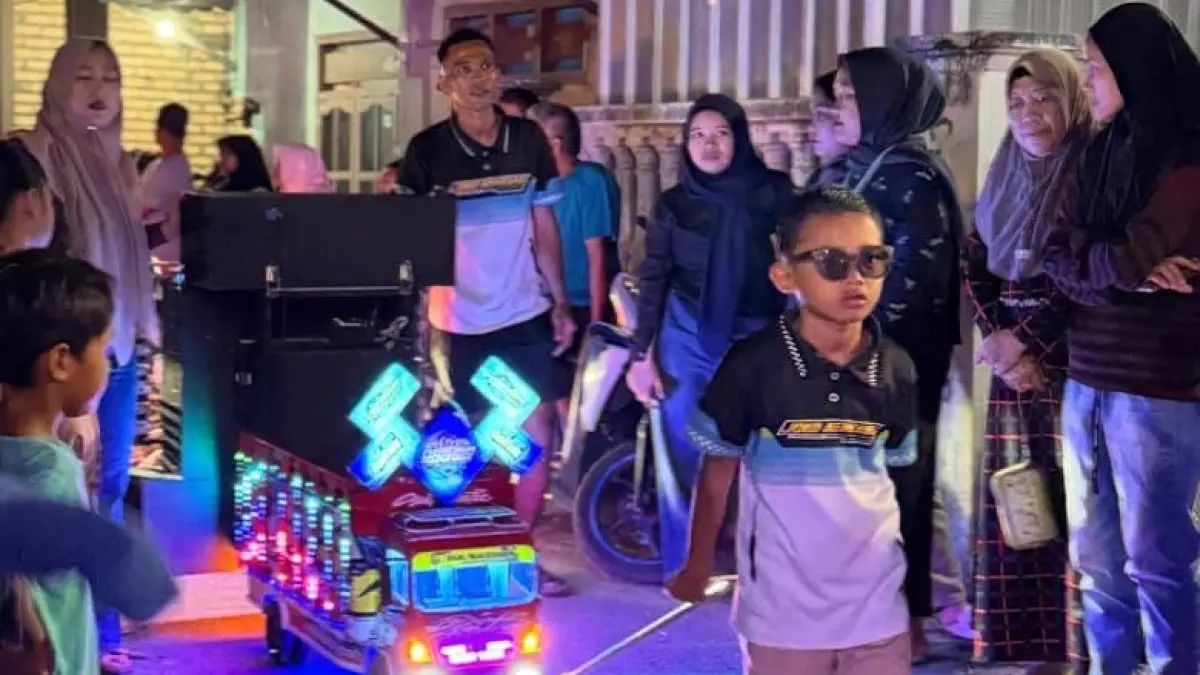 Parade miniatur truk sound horeg di Desa Kesamben menjadi tontonan unik yang menyedot perhatian warga. (ANDREYAN/RADAR TUBAN)