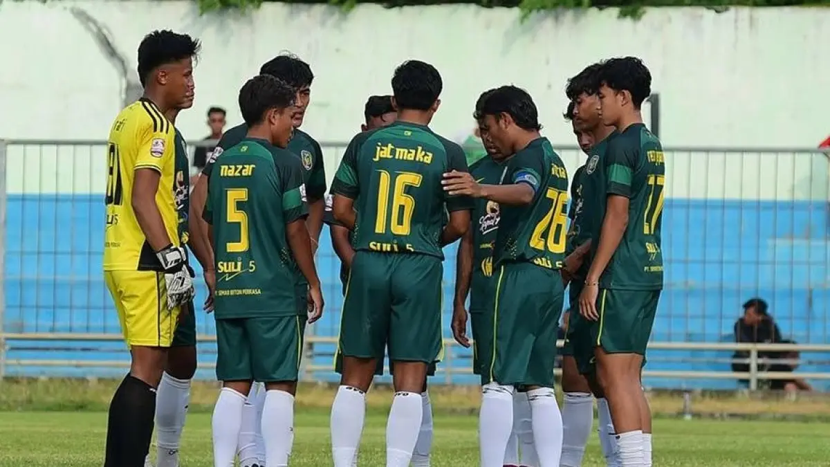 Pemain Persatu Tuban memanjatkan doa sebelum turun lapangan pada laga uji coba di Stadion Lokajaya Tuban jelang kompetisi Liga 4 2025. (DOKUMEN RADAR TUBAN)