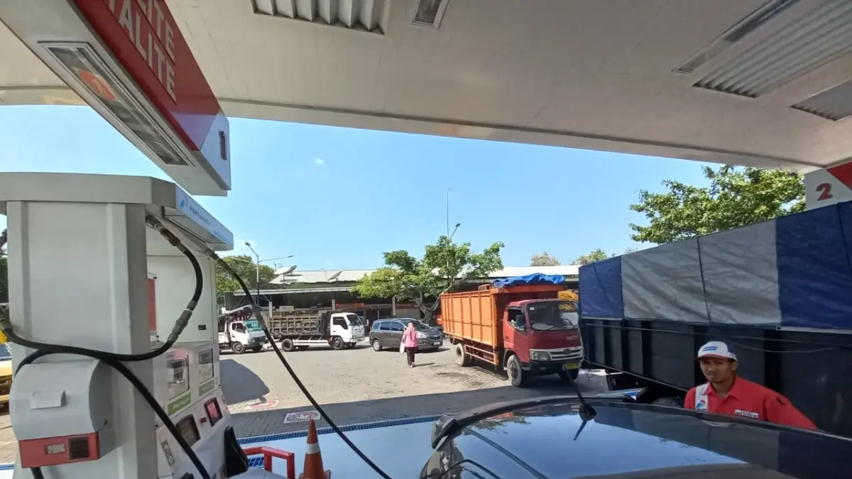 Kendaraan berbahan bakar solar berjubel di SPBU Sleko hingga menutupi lajur pengisian BBM lain, Minggu (28/6). (AHMAD ATHO’ILLAH/RADAR TUBAN)