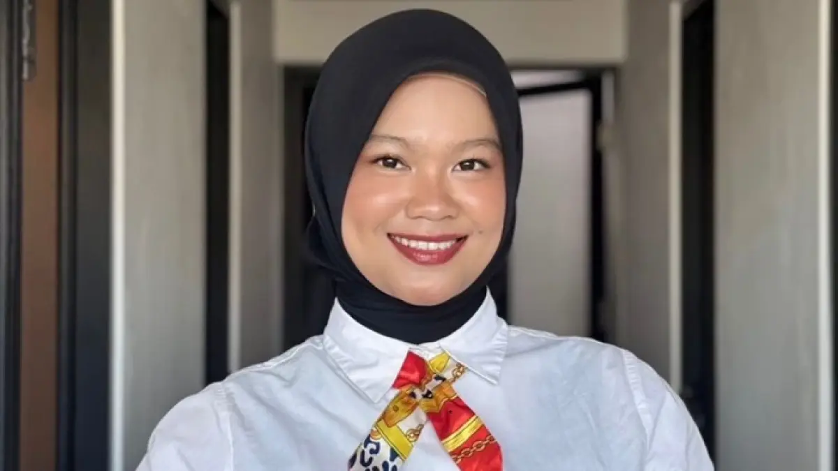 Mahasiswi UPN Veteran Jawa Timur, Dewi Bunga Angraeni Pratiwi, membagikan pandangannya tentang fashion, kenyamanan, dan kecantikan autentik. (Dewi Bunga Angraeni Pratiwi untuk Radar Tuban)