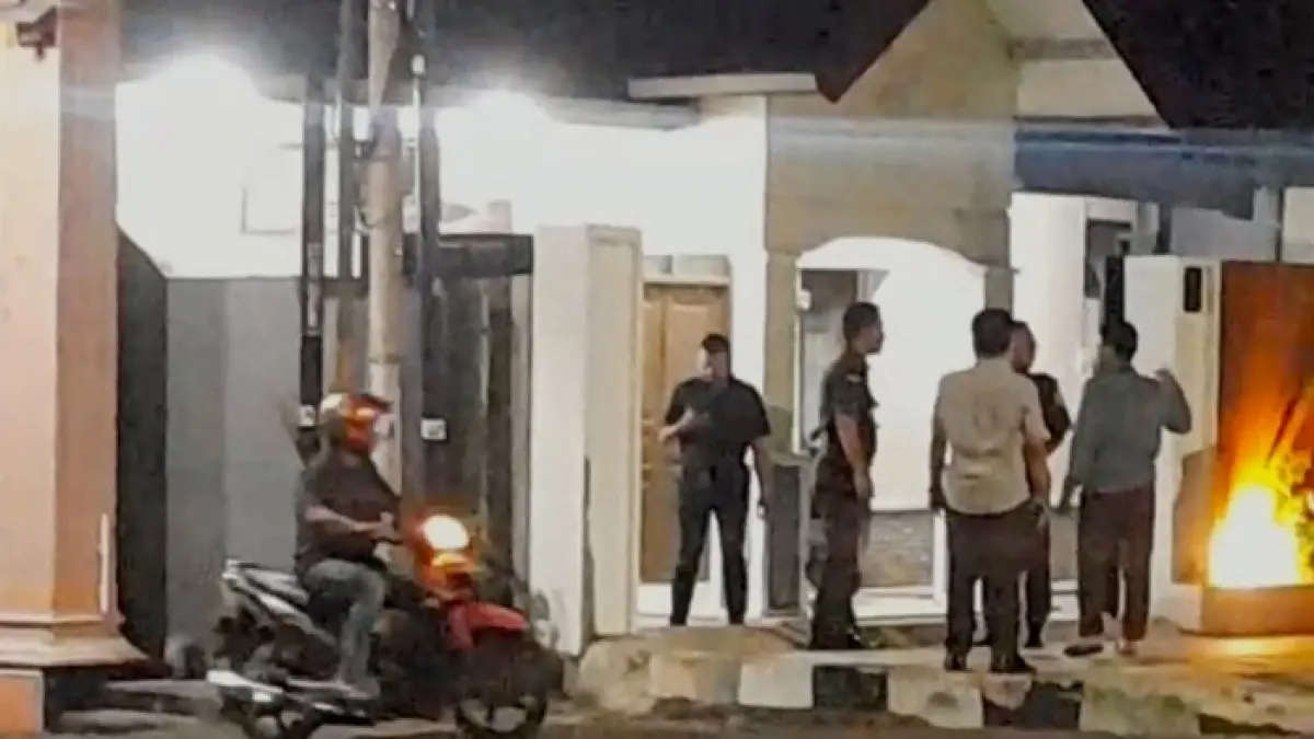 Pasca dugaan kabar miring yang menghantam Kejari Tuban, rumah dinas Kajari Tuban tampak didatangi sejumlah jaksa secara beramai-ramai, Senin malam (29/6). (ANDREYAN/RADAR TUBAN)