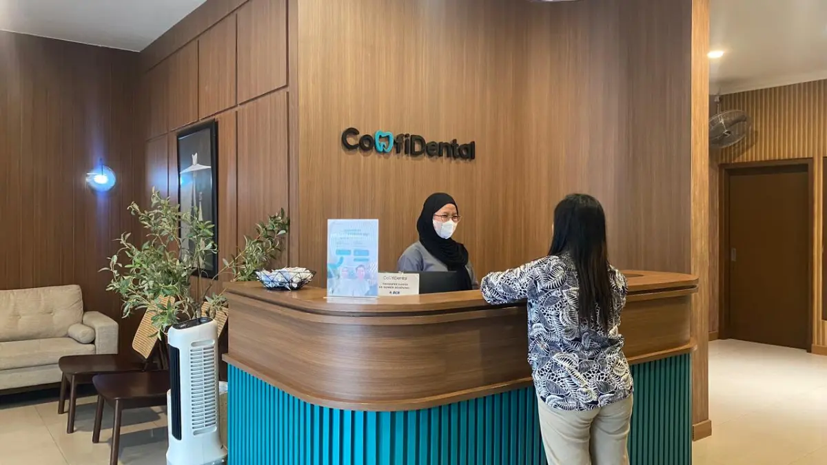 TERINTEGRASI: Pasien Confidental saat registrasi di meja resepsionis Confidental, Jalan Aluminium kemarin (29/6). (CONFIDENTAL FOR RADAR MALANG)