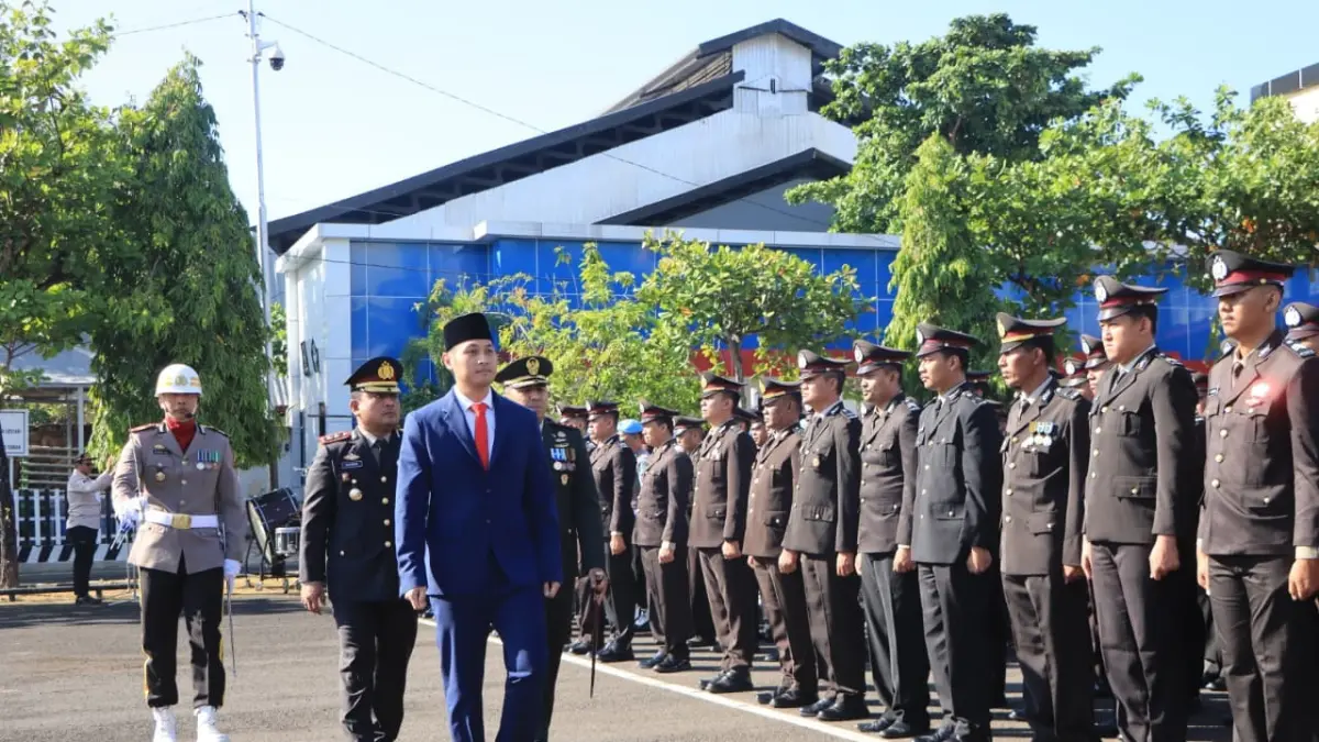 Bupati Tuban Aditya Halindra Faridzky didampingi Kapolres Tuban AKBP Alaiddin dan Komandan Kodim 0811 Tuban Letkol Inf Galih Sakti Pramudyo dalam peringatan Hari Bhayangkara ke-80 di Mapolres Tuban, kemarin (1/7). (RADAR TUBAN)