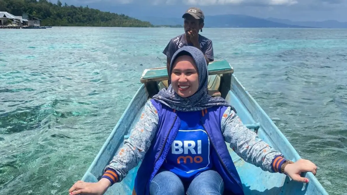 Perjalanan laut menjadi rutinitas Eka Fitriyani, Mantri BRI Unit Salakan. (Dok. BRI)
