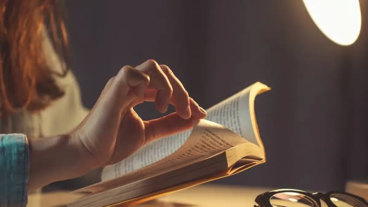 Ilustrasi membaca buku. (Master Class)