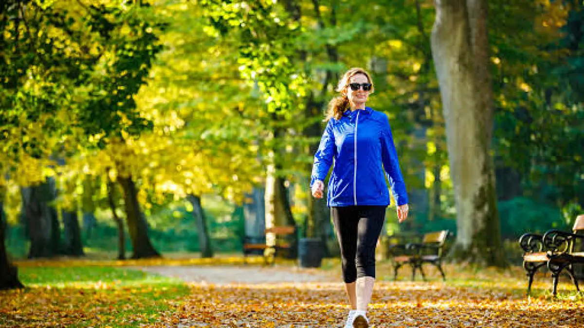 Jalan kaki memiliki banyak manfaat untuk kesehatan. (gbh007/iStock)