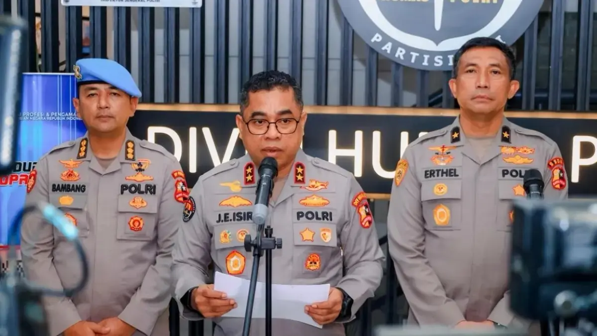 Kadiv Humas Polri Irjen Johnny Edison Isir menyampaikan keterangan kepada awak media. (Jawapos.com)