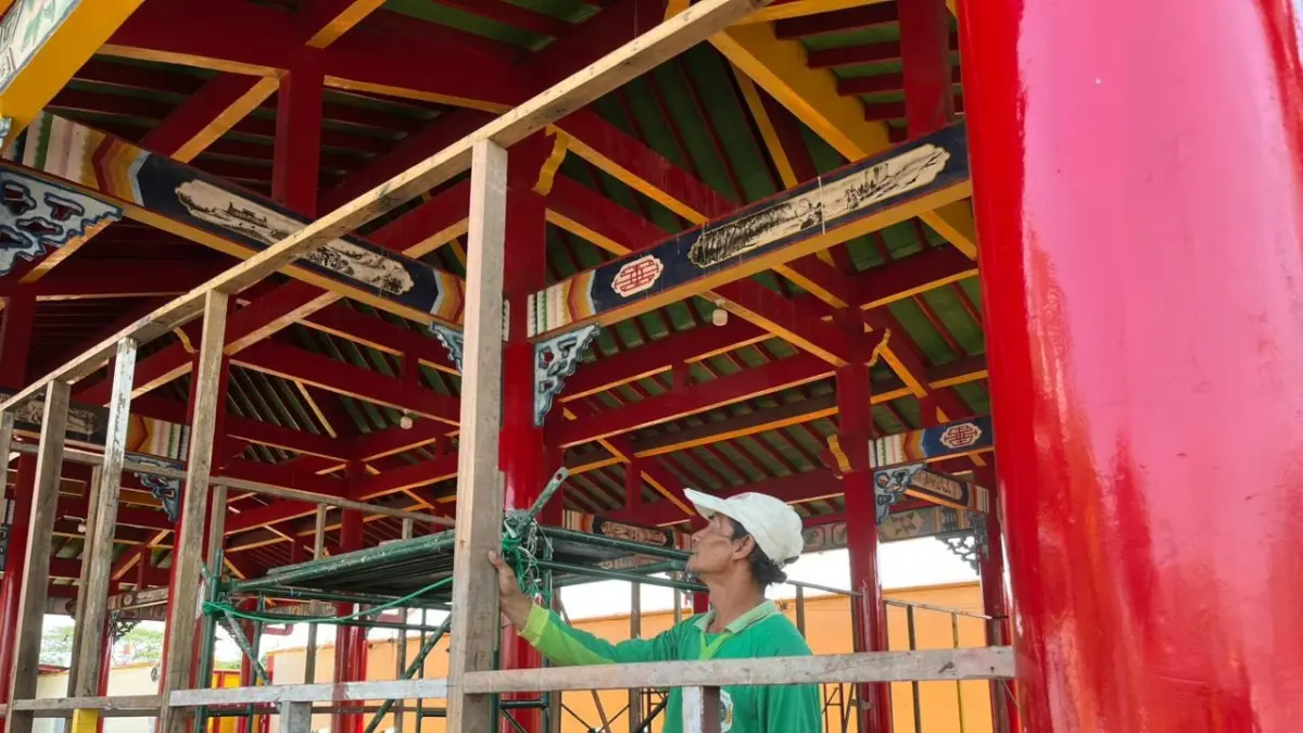 Ruang perjamuan TITD Kwan Sing Bio Tuban diperbarui catnya menjelang persiapan HUT Kongco ke-1866. (SINTA ARISKA/ RADAR TUBAN)