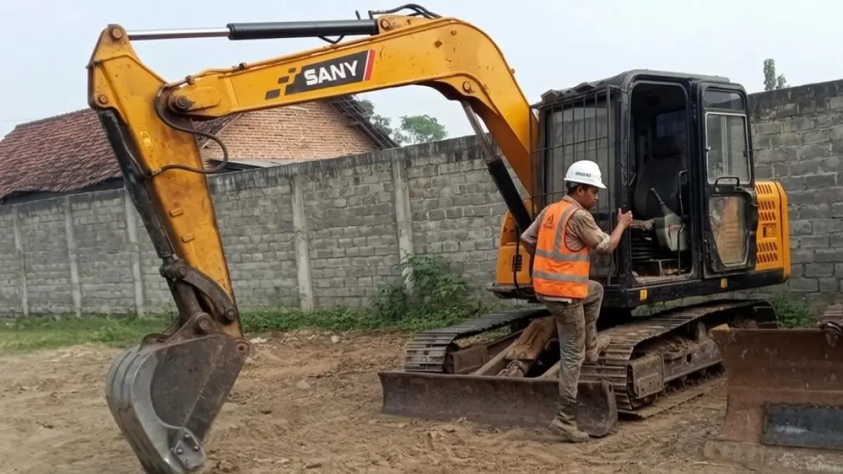 Tarif sewa alat berat di Tuban naik setelah biaya operasional melonjak akibat pelemahan rupiah. (RADAR TUBAN)