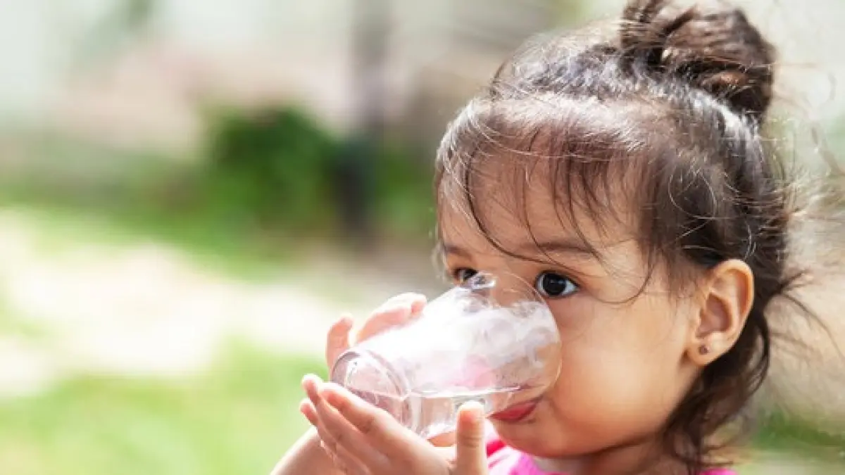 Anak kecil yang sedang minum air putih. (Adobe Stock)