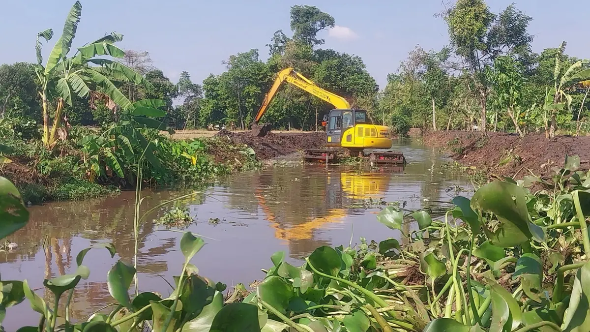 Ekskavator mengeruk endapan lumpur di Sungai Desa Tuwiri Wetan, Kecamatan Merakurak yang memicu banjir setiap tahun. (M.MAHFUDZ MUNTAHA/RADAR TUBAN)