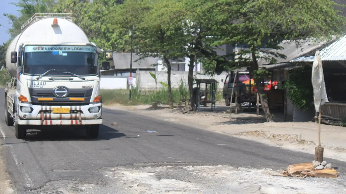 Salah satu titik kerusakan Jalur Lingkar Selatan yang hingga pertengahan tahun ini tak kunjung diperbaiki. (ANDREYAN/RADAR TUBAN)