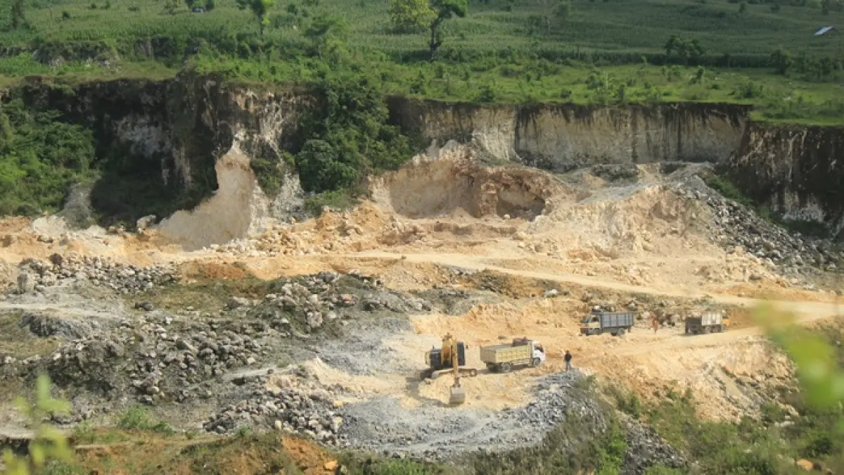 Kondisi salah satu area pertambangan di wilayah Desa Banjaragung, Kecamatan Rengel semakin menggerus kawasan vegetasi alami. (ANDREYAN/RADAR TUBAN)