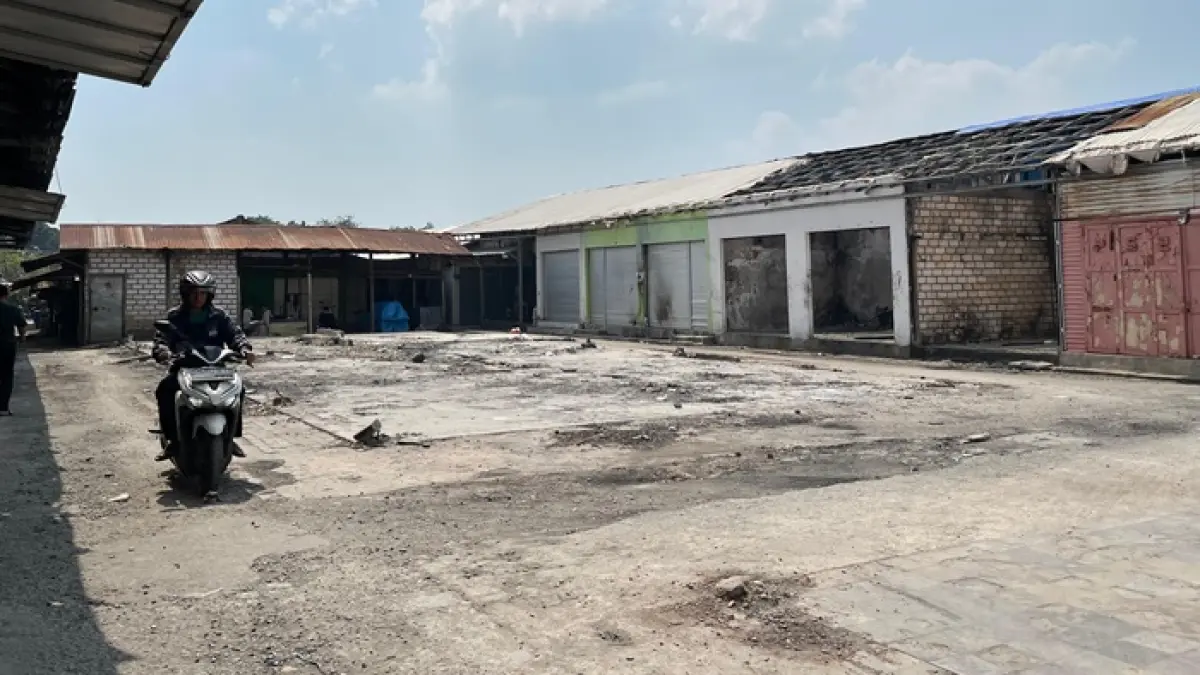 Lokasi bekas kebakaran kios gerabah tampak lengang dan tanpa tenda darurat untuk tempat berjualan sementara bagi korban kebakaran. (SHAFA DINA HAYUNING MENTARI/ RADAR TUBAN)