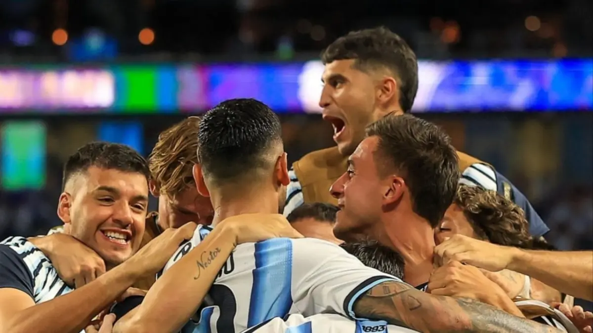 Momen selebrasi para pemain Argentina usai dipastikan lolos ke babak 16 besar Piala Dunia 2026. (Instagram/afaseleccion)