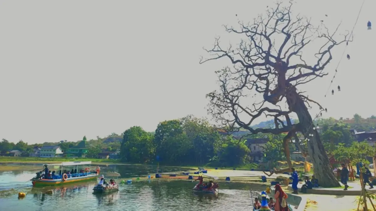 Taman Sendang Beron ramai didatangi pengunjung lokal maupun luar daerah setelah direnovasi dan menyajikan banyak wahana baru. (ANDREYAN/RADAR TUBAN)