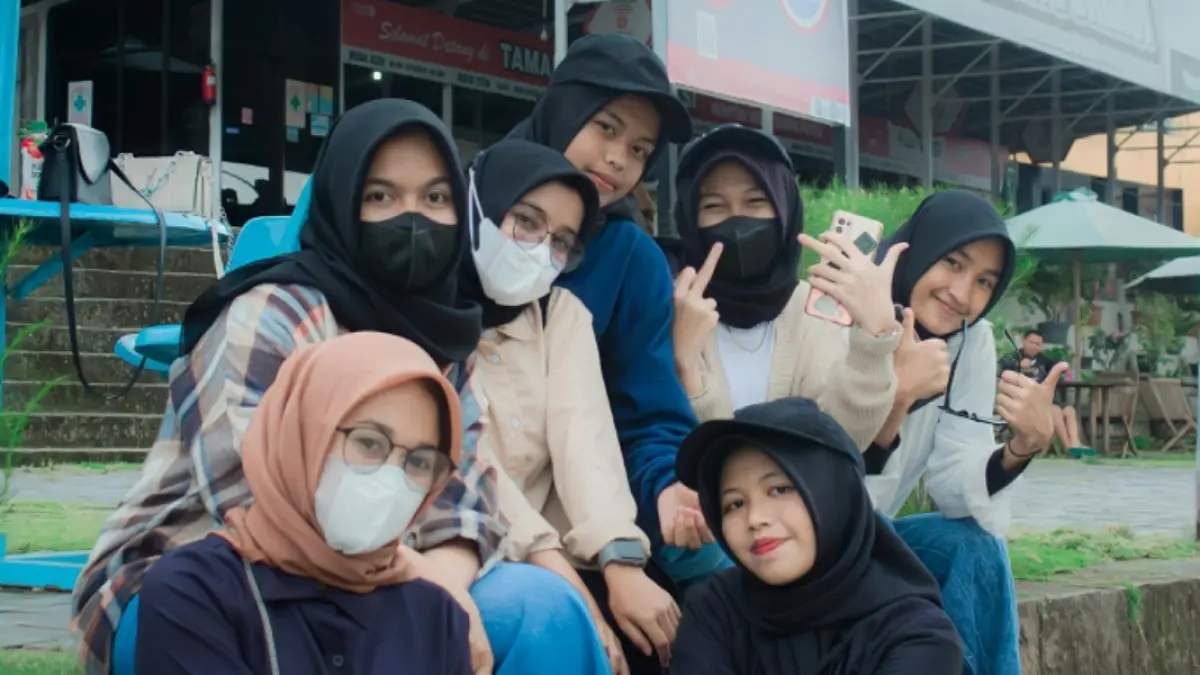 Fenomena Cinlok KKN bukan hal baru. Intensitas kebersamaan, tantangan yang dihadapi bersama hingga kesekatan situasional