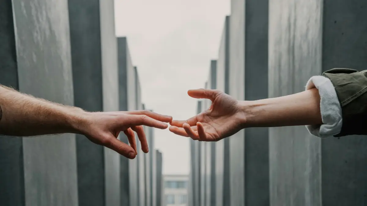 Hubungan tanpa status (HTS) sering kali menimbulkan dilema. (Toa Heftiba on Unsplash)