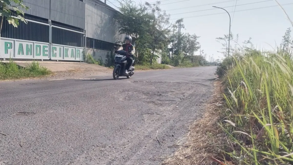 Kondisi jalan Merakurak – Jenu yang rusak parah ditambal sementara dengan semen sambil menunggu perbaikan permanen. (RADAR TUBAN)