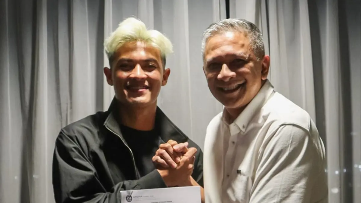 Alfeandra Dewangga saat diperkenalkan sebagai rekrutan baru Arema FC. (Instagram/aremafcoffofficial)