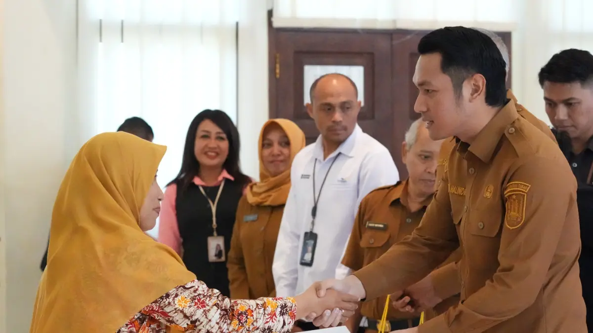 Bupati Tuban Mas Lindra menyerahkan SK purnatugas kepada 104 ASN Pemkab Tuban kemarin (6/7). (DISKOMINFO-SP UNTUK RADAR TUBAN)