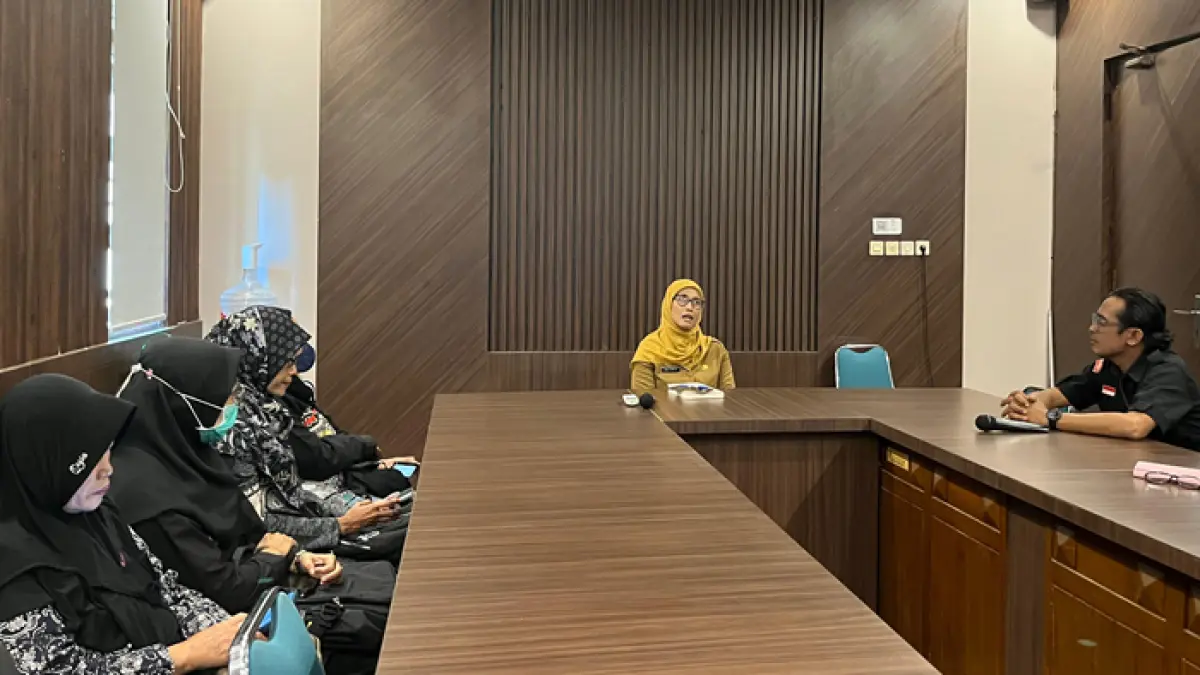 Plt Kepala Disdik Tuban Irma Putri Kartika tegaskan proses klaim JHT guru P3K dipastikan aman dan dilayani langsung sesuai prosedur resmi. (SHAFA DINA HAYUNING MENTARI/RADAR TUBAN)