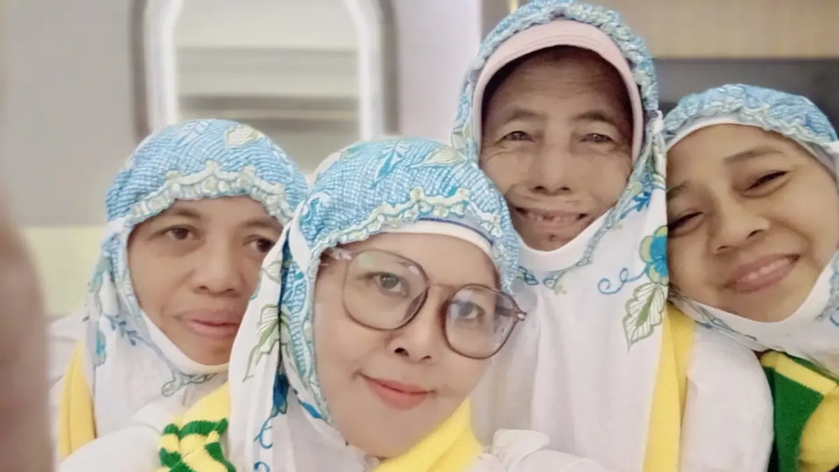 Roikanah (dua dari kanan) bersama Hj Supiyah (depan) dan jemaah lain dari Kloter SUB 29 sewaktu di Madinah. (Supiyah for Jawa Pos Radar Tuban)