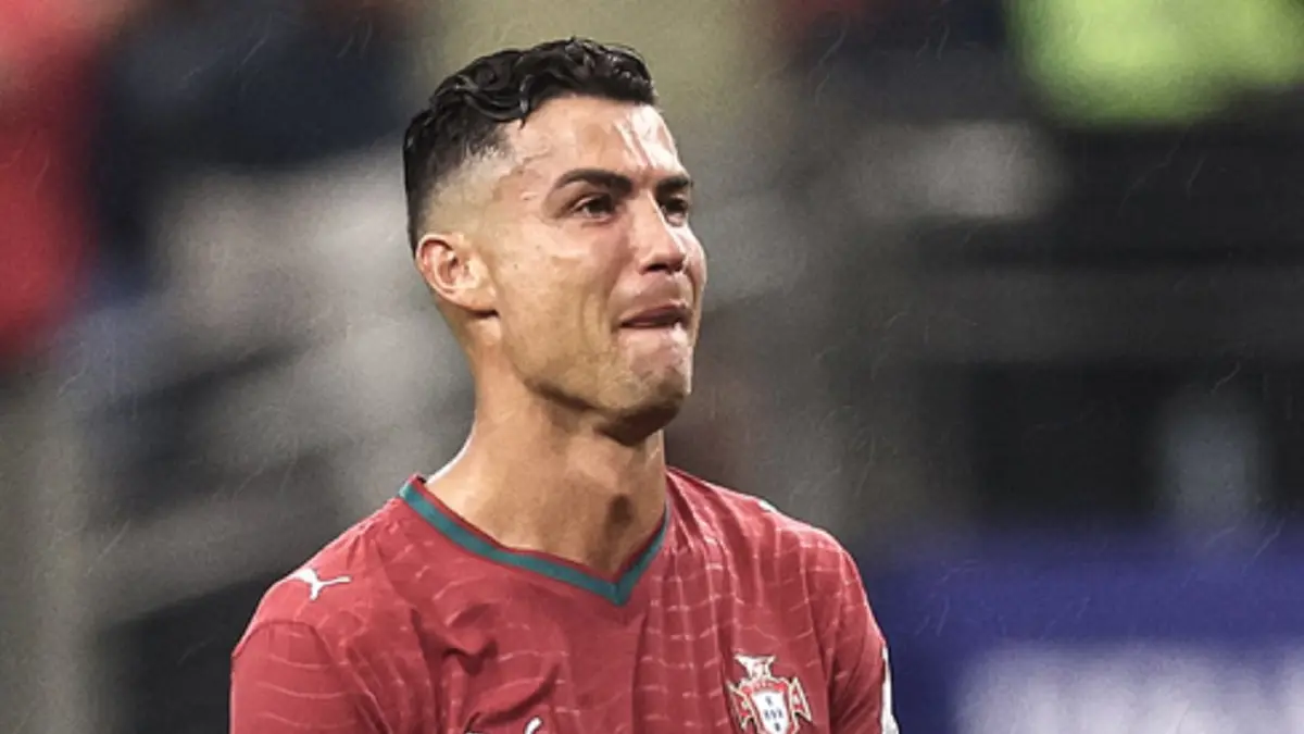 Tangis Cristiano Ronaldo usai langkah Portugal dipastikan terhenti setelah kekalahan 0-1 dari Spanyol. (ESPN FC)