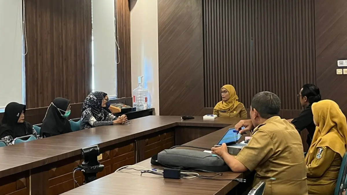 Perwakilan guru P3K terdampak PHK menghadap Plt Kepala Dinas Pendidikan Tuban Irma Putri Kartika untuk mengambil SK dan pencairan JHT, kemarin (7/7).&nbsp;(SHAFA DINA HAYUNING MENTARI/ RADAR TUBAN)