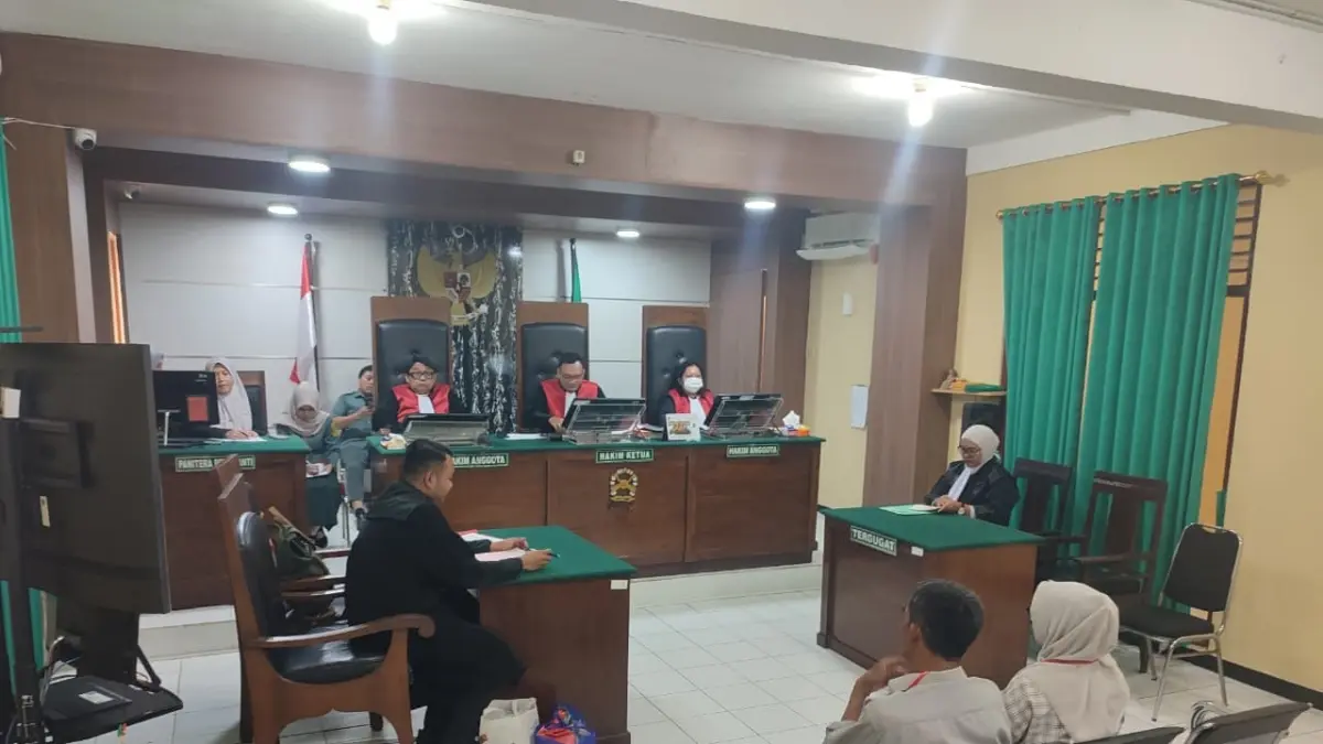 Sidang agenda pembacaan dakwaan kasus dugaan pencemaran nama baik yang menjerat pasutri asal Kecamatan Jenu berlangsung di Ruang Garuda PN Tuban, kemarin (7/7). (ANDREYAN/RADAR TUBAN)