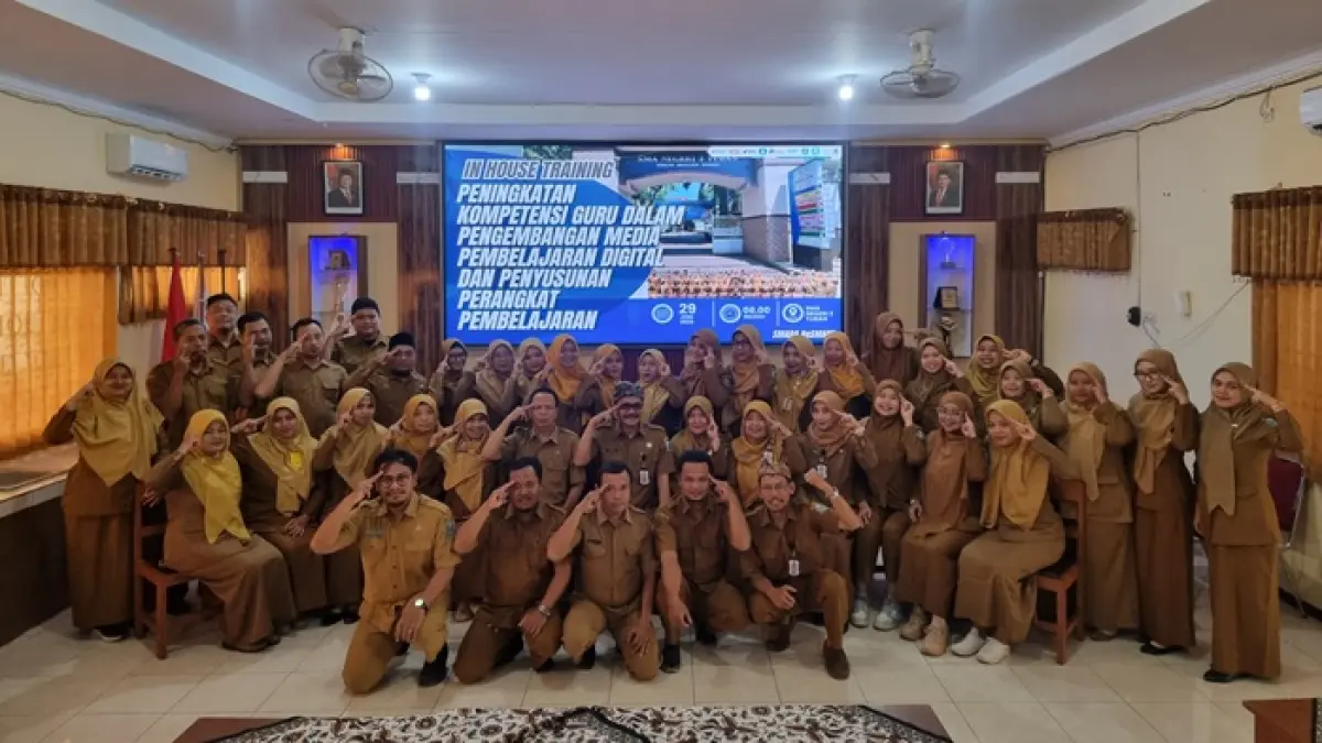 Keluarga besar pendidik SMAN 2 Tuban yang berkomitmen mengantarkan peserta didik mewujudkan impian. (YUDHA SATRIA ADITAMA/RADAR TUBAN)