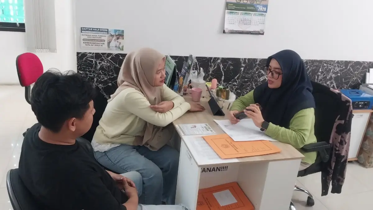 Petugas perbankan di kantor Kemenhaj Tuban menjelaskan kepada calon pendaftar haji. (M. MAHFUDZ MUNTAHA/RADAR TUBAN)