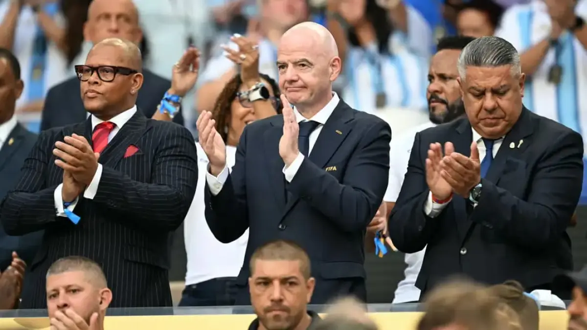 Presiden Asosiasi Sepakbola Argentina, Claudio Tapia bersama Presiden FIFA, Gianni Infantino. (AFP) 