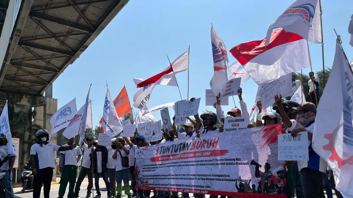 Ratusan buruh yang tergabung dalam FSPMI gelar aksi menuntut hak dan kesejahteraan mereka di pintu masuk PT SBI Tuban, kemarin (8/7).&nbsp;(SHAFA DINA HAYUNING MENTARI/ RADAR TUBAN)