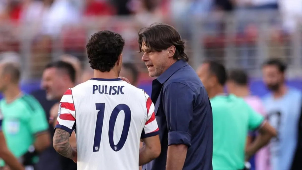 Striker Timnas AS, Christian Pulisic, saat mendapatkan arahan dari sang pelatih, Mauricio Pochettino. (Instagram/cmpulisic)