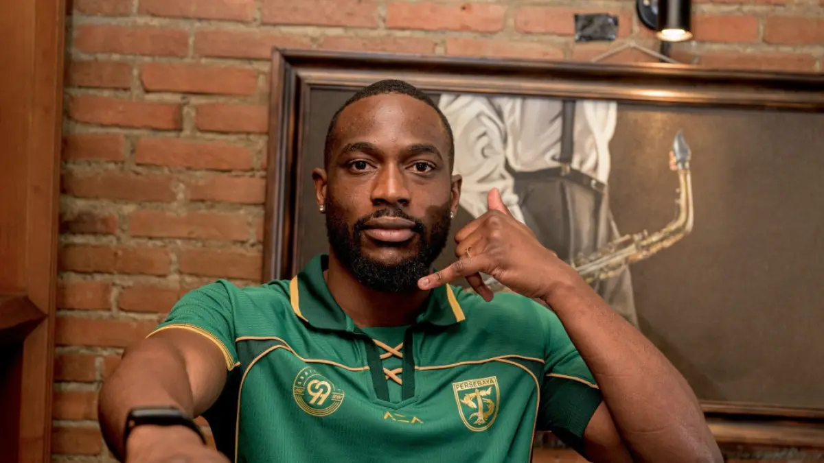 Yann Mabella resmi bergabung dengan Persebaya. (Dok. Persebaya Surabaya)