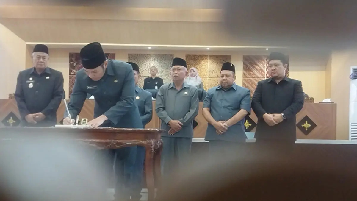 Bupati Tuban Aditya Halindra menandatangani persetujuan raperda laporan pertanggungjawaban APBD 2025 dalam sidang Paripurna di DPRD Tuban, Rabu (8/7). (M. MAHFUDZ MUNTAHA/RADAR TUBAN)