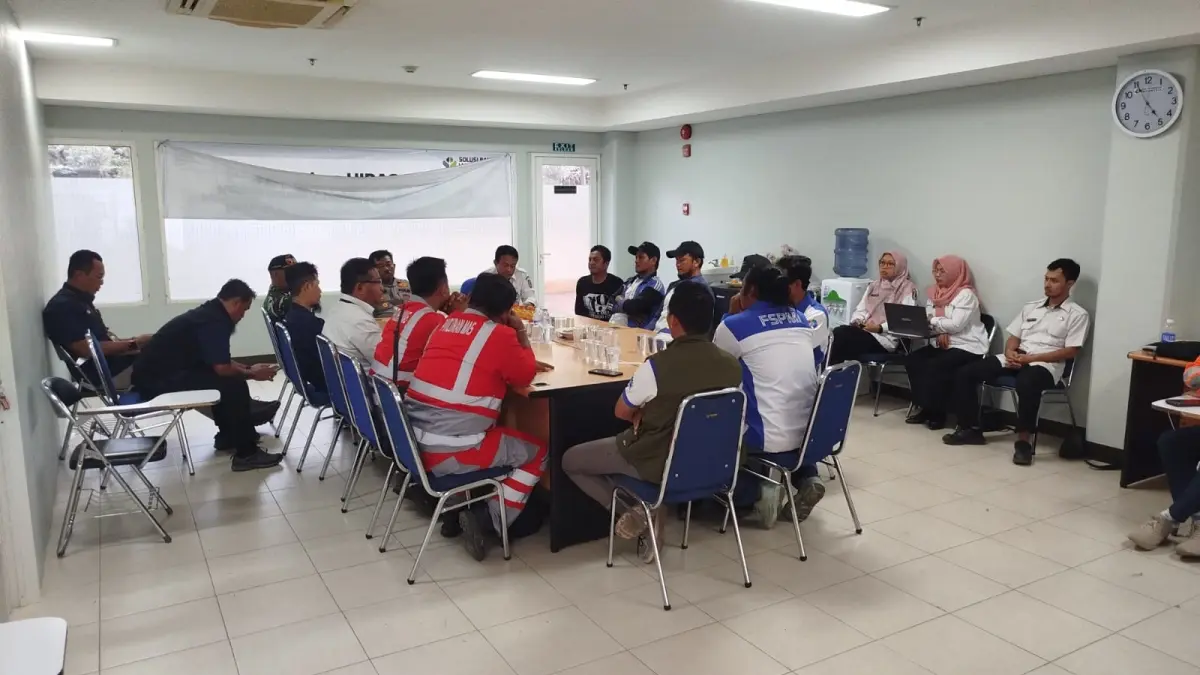 Federasi Serikat Pekerja Metal Indonesia, PT SBI, dan PT PSM dalam perundingan kesepakatan atas tuntutan massa aksi pada Rabu (8/7) pagi hingga petang yang ditengahi Disnakerin Tuban. (FSPMI TUBAN UNTUK RADAR TUBAN)