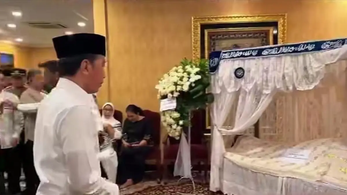 Jokowi Melayat ke rumah duka, kenang dedikasi dan kerja keras Rachmat Gobel. (Instagram @jokowi)